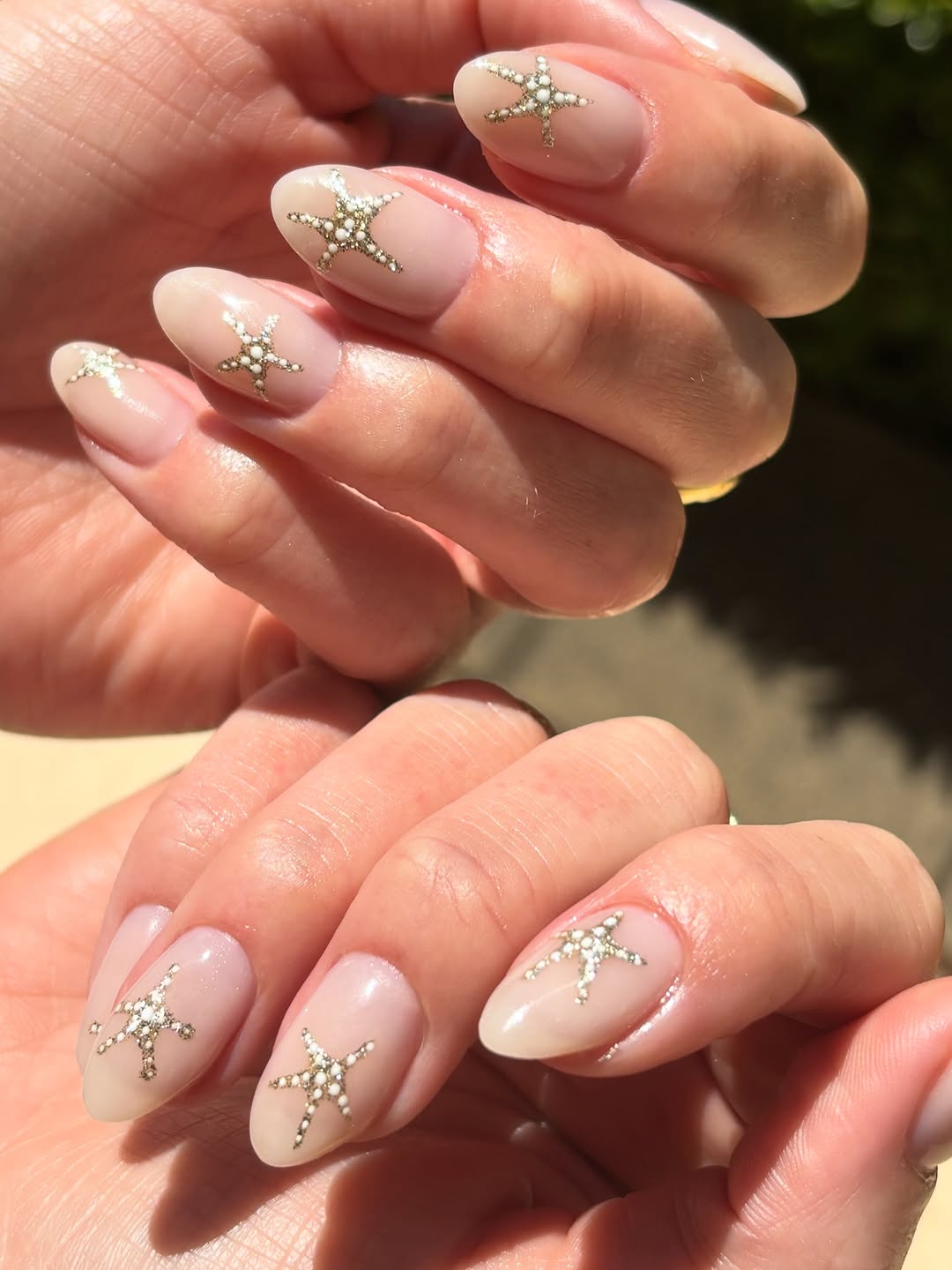 Starfish beach-themed gel nail design